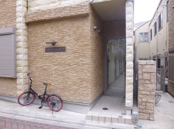 杉並区高円寺南２丁目のアパートのエントランス