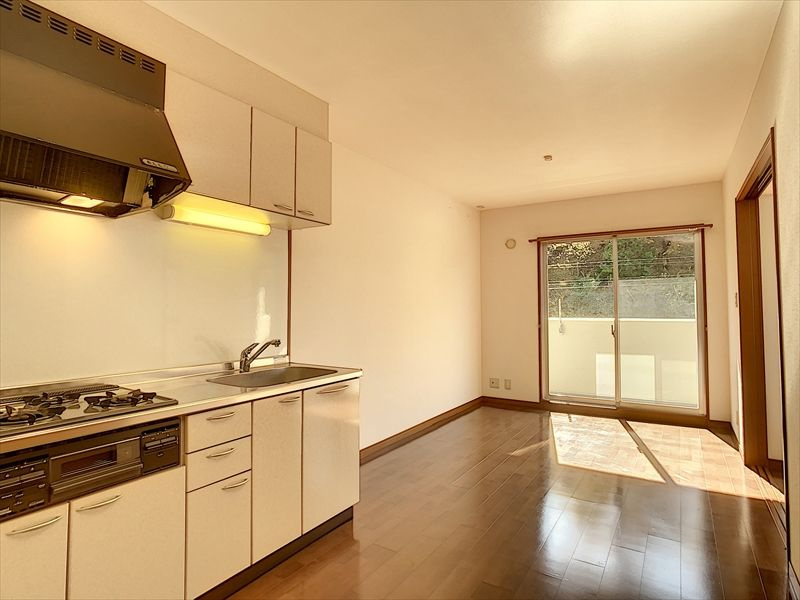 マンション白壁