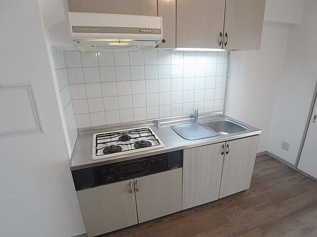 ラルゴTNのキッチン|システム3口ガスキッチン、グリル付き