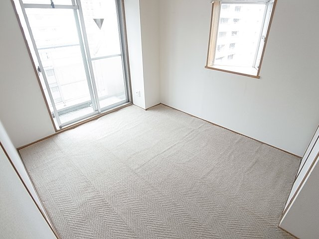 ラルゴTNの洋室|角部屋の特権、2面採光です