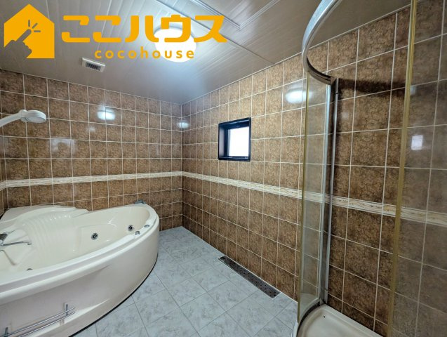 浦添市勢理客2丁目　中古一戸建ての浴室|お風呂にはシャワー室もございます