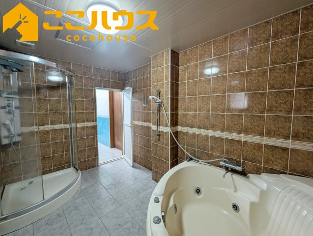 浦添市勢理客2丁目　中古一戸建ての浴室|お風呂にはシャワー室もございます