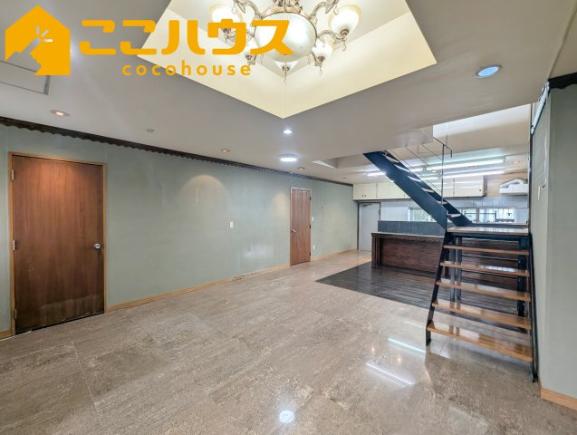 浦添市勢理客2丁目　中古一戸建ての居間・リビング|高級感漂うLDK