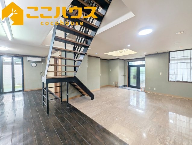 浦添市勢理客2丁目　中古一戸建ての居間・リビング|高級感漂うLDK