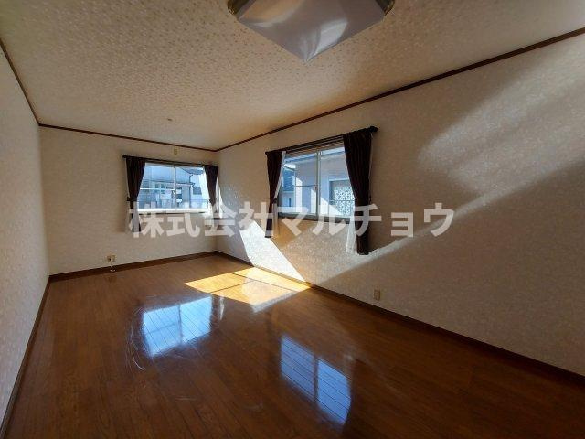 中三栖戸建ての洋室|広々とした洋室です