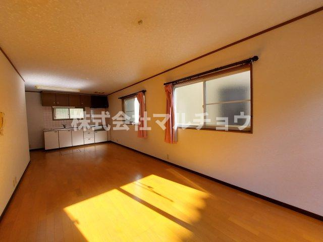 中三栖戸建ての居間・リビング|ゆったりとした居間です