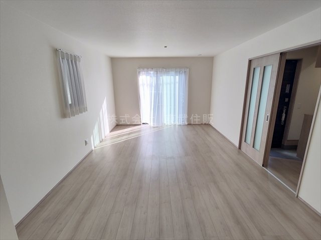 【居間・リビング】 | 川越市砂新田６期　全１棟 | ゆったりとした17.75帖のリビングです