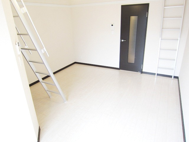 ミロディアの洋室|洋室8.3帖の明るい室内
別号室の写真です