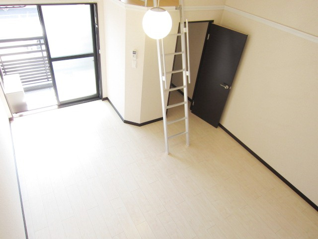 ミロディアの居間・リビング|洋室8.3帖の明るい室内
別号室の写真です