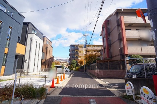 【前面道路含む現地写真】 | 八尾市福万寺町南4丁目　【1号地/全3区画】 | 【前面道路：幅員4.7ｍ☆】