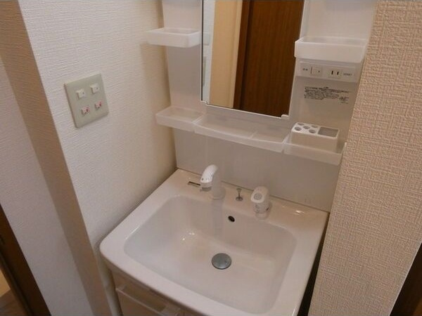 グリーンパーク鳴海の洗面所|明るい洗面所です