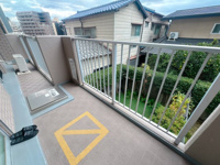 【バルコニー】 | ライオンズマンション大橋第2☆仲介手数料無料☆ | 奥行きを抑えることで、室内への採光を遮らず、お部屋の奥まで明るい陽光を届けます。また、お洗濯物もパッと干せて取り込みやすく、家事動線をスマートにしてくれる機能的なバルコニーです。