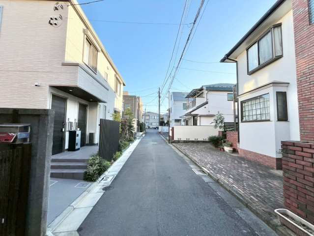 中野区鷺宮1丁目　中古戸建の前面道路含む現地写真|現地写真（2025.12.12撮影）

現地ご見学希望・資料請求などお気軽にお問い合わせ下さい！
03-5990-5201