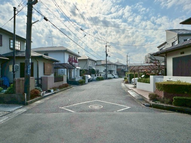 草津市桜ケ丘4丁目　建築条件無し売土地の前面道路含む現地写真|落ち着いた住環境でありながら、コンビニまで徒歩10分の便利な立地。