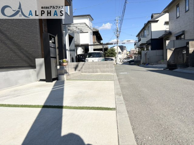 【前面道路含む現地写真】 | 明石市魚住町西岡　築浅一戸建て | 前面道路との高低差が無く駐車がしやすい♪