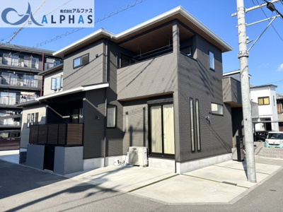 【前面道路含む現地写真】 | 明石市魚住町西岡　築浅一戸建て | 閑静な住宅街の南東角地♪１区画♪
駐車2台可能♪※車種による
宅配ボックス付きの門柱で留守でも荷物を受け取れます♪