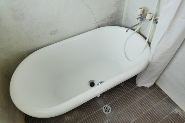 【浴室】 | ベースサイド　モリクマ | 窓付きで換気もできます。