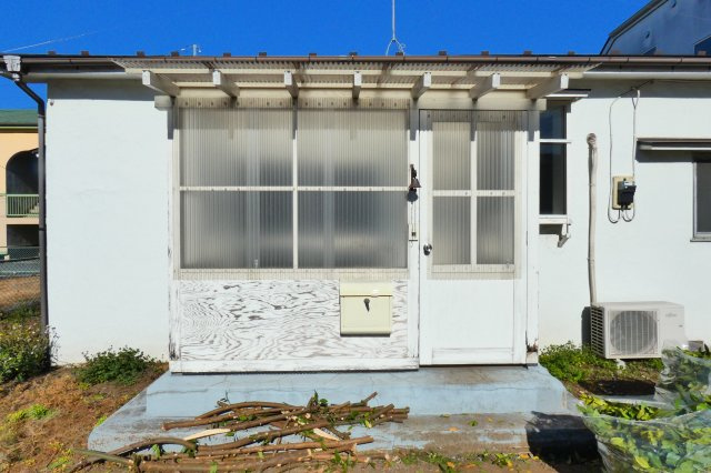 【その他】 | ベースサイド　モリクマ | 玄関前には荷物入れも付いております。