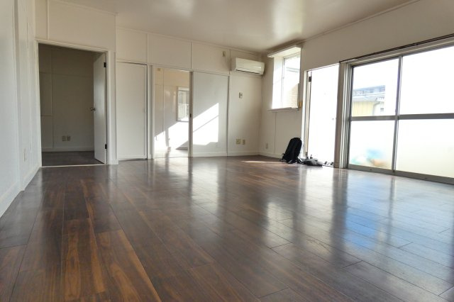 【居間・リビング】 | ベースサイド　モリクマ | 2面採光で日当たり・風通しも良好です。