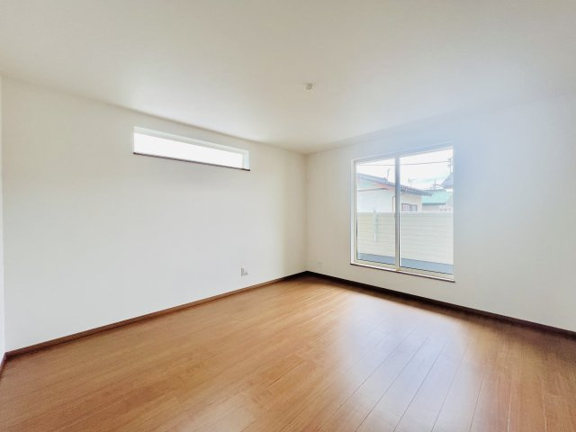 高崎市並榎町の洋室|10.5帖の洋室は、WIC付きで広々とした空間♪