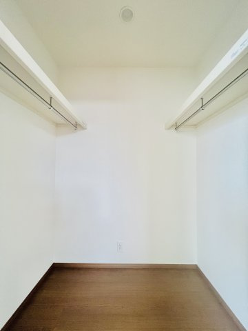 高崎市並榎町の収納|高さのある物もたっぷり収納可能なウォークインクローゼット♪