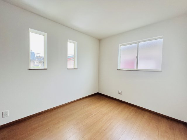 高崎市並榎町の洋室|2面採光で日当たり風通し良好♪