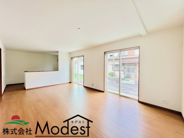 高崎市並榎町の居間・リビング|18帖のリビングは、明るく開放的♪