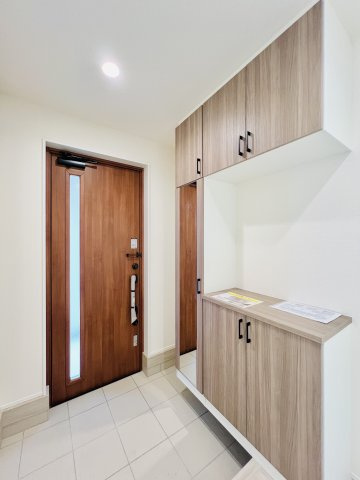 高崎日光町の玄関|家族の靴もラクラク収納できる玄関収納付き