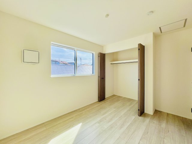 高崎日光町の洋室|ベッドもデスクも置ける広さが魅力の洋室