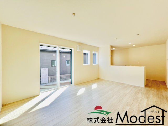 高崎日光町の居間・リビング|開放感あふれる広々リビングでくつろぎ時間