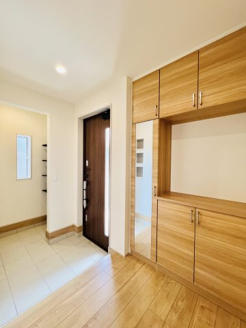 高崎市下佐野町の玄関|広々とした玄関は、着脱もスムーズに♪