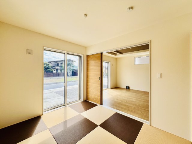 高崎市下佐野町の和室|リビングと隣接する和室は、扉をあけてより開放的な空間に。