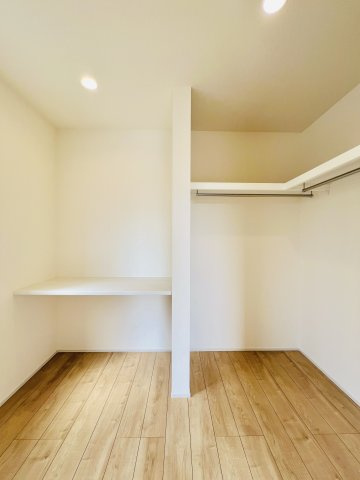 高崎市下佐野町の収納|高さのある物もたっぷり収納可能なウォークインクローゼット♪
作業もしやすいカウンター付き◎