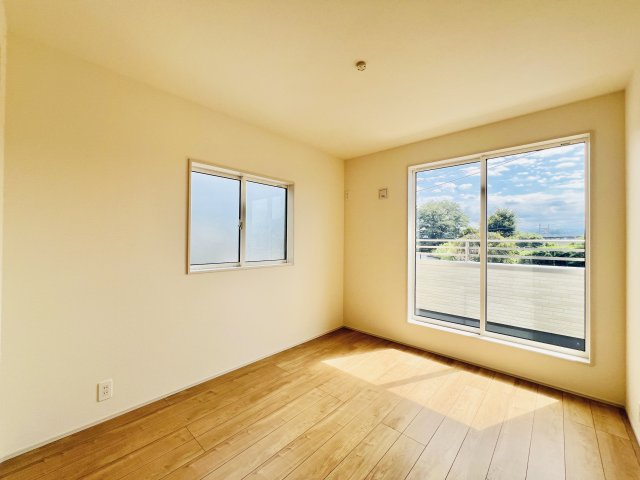 高崎市下佐野町の洋室|バルコニーの奥行で圧迫感なく、開放的にお過ごしいただけます(^^♪