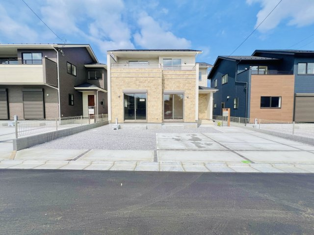 高崎市下佐野町の前面道路含む現地写真|間口も広く駐車も楽々♪