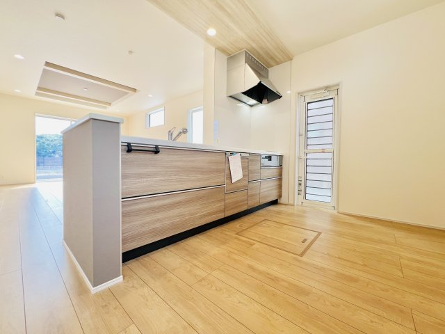 高崎市下佐野町のキッチン|収納力の高いシステムキッチン。鍋やフライパンなどもスッキリ収納出来ます！