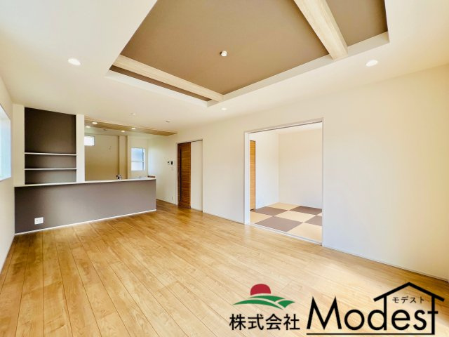 高崎市下佐野町の居間・リビング|陽当たり良好で、1日中いたくなるほど心地よい居場所です♪