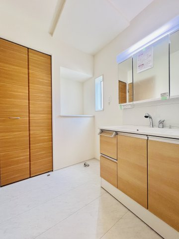 高崎市下佐野町の独立洗面台|収納スペースも充実の洗面脱衣所◎