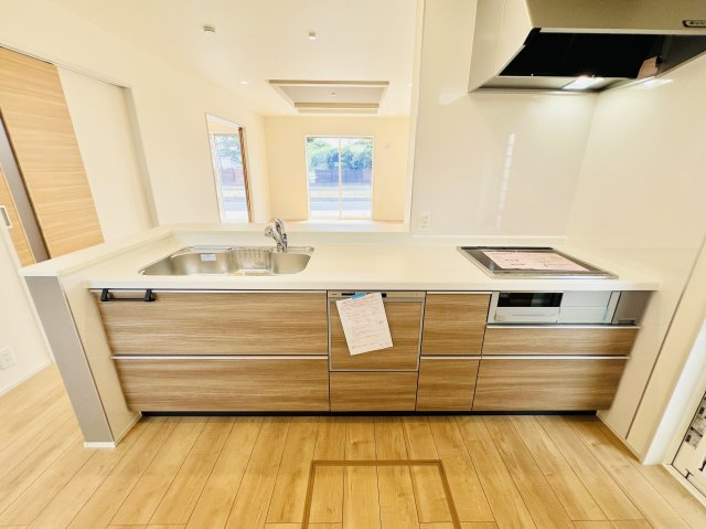 高崎市下佐野町のキッチン|人気の高い対面式です♪作業しながら家族の様子が見えてコミュニケーションも取りやすくなります!(^^)!