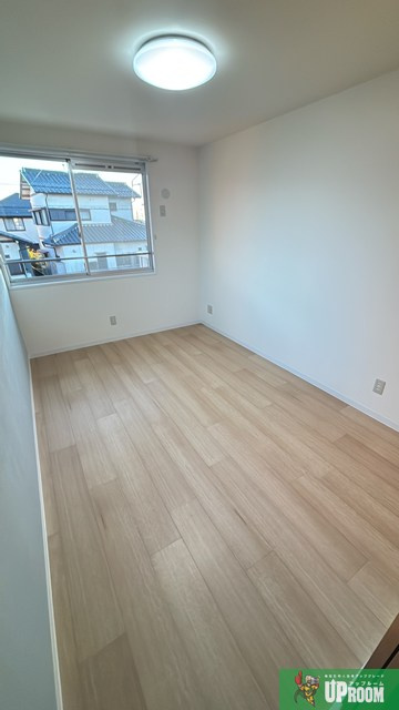 シャトル新町の洋室