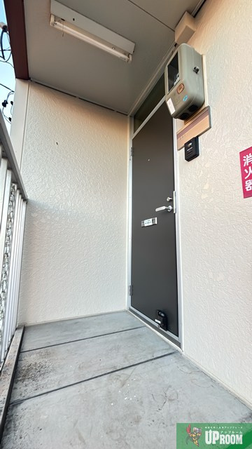 シャトル新町の玄関