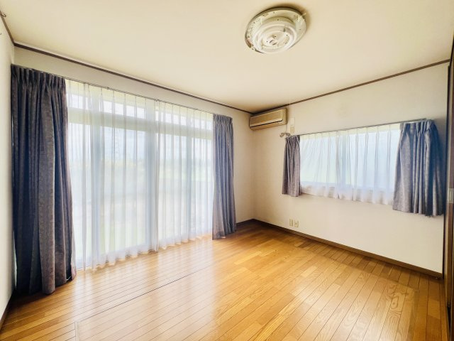 前橋市江田町の洋室|２面採光で日当たり風通し良好♪