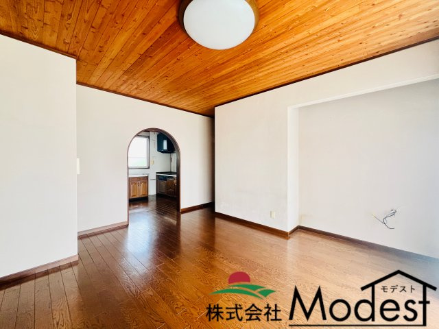 前橋市江田町の居間・リビング|お家の真ん中に位置するリビングで、ご家族も自然と集まる空間に♪