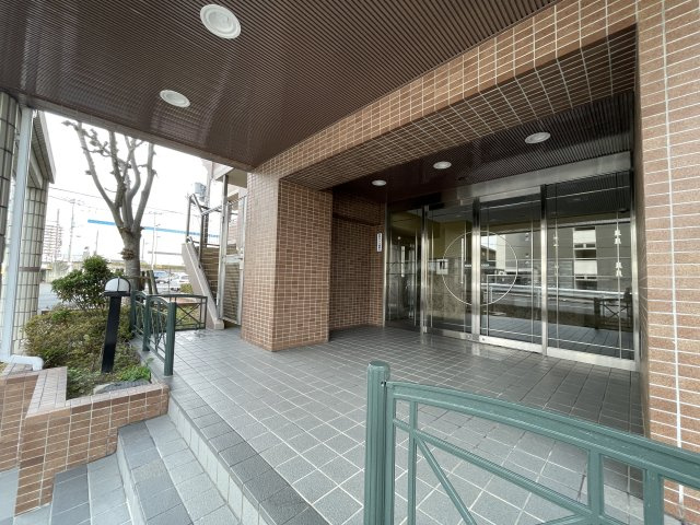アルステージ堅田　天然木フルリノベーションのエントランス