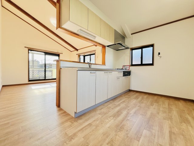 前橋市箱田町のキッチン|2階にあるキッチンは、作業スペースも広くお料理も快適に♪