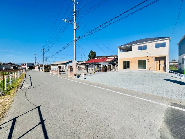 前橋市粕川町女渕の前面道路含む現地写真|車の通りも少なく駐車も安心◎