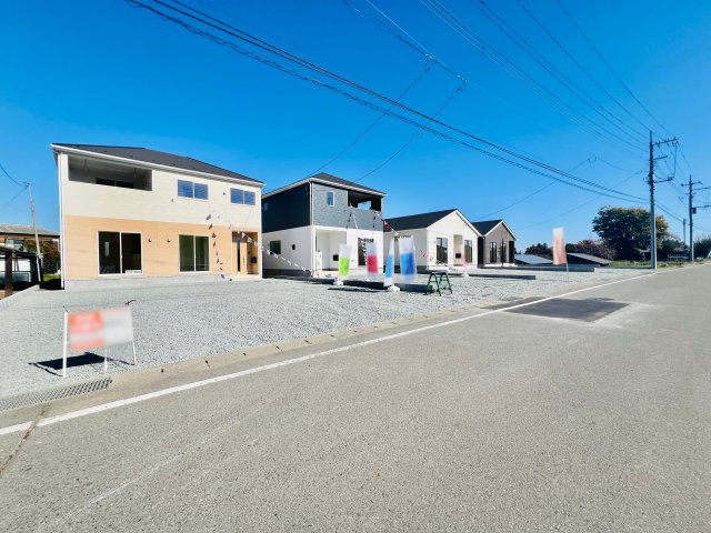 前橋市粕川町女渕の前面道路含む現地写真|前面道路広々で、駐車が苦手な方にもおススメ