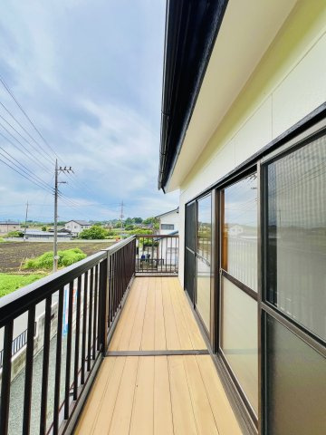 前橋市粕川町深津のバルコニー|2部屋から行き来できる日当たり良好のバルコニー♪