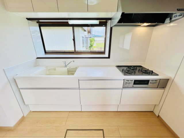 前橋市粕川町深津のキッチン|収納力豊富のキッチンは、新品交換済み♪作業スペースも広くお料理時間も快適に♪