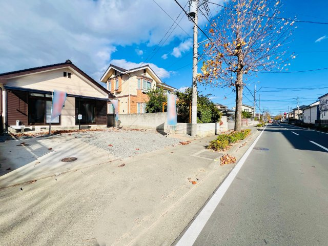 前橋市関根町の前面道路含む現地写真|間口も広く駐車も焦らずに♪
